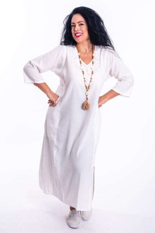 גלביה לנשים | גלבייה בעיצוב ייחודי - שמלה קלאסית לבנה עם רקמה של קומפורט זון בוטיק