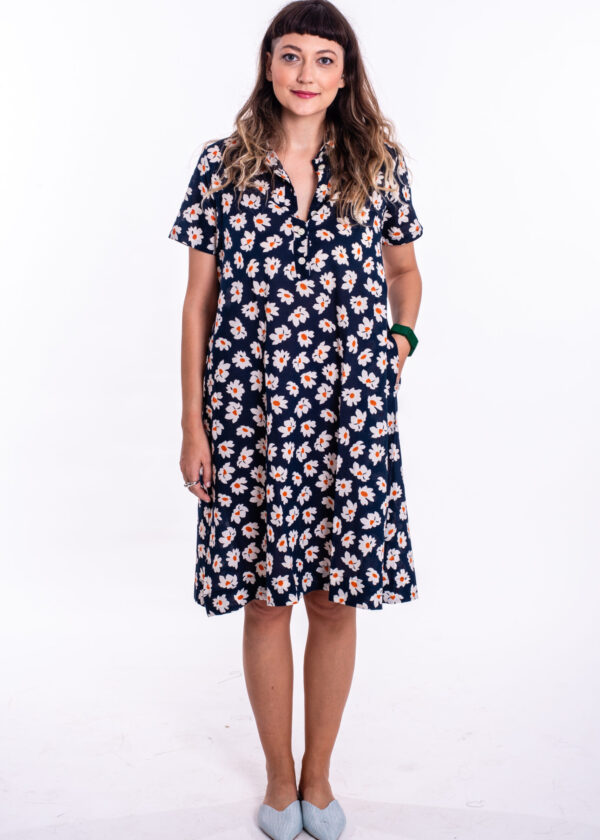 שמלת איב | שמלה בעיצוב ייחודי - שמלת מידי כחולה עם הדפס פרחוני