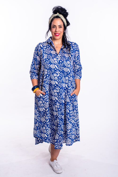 שמלת איה'לה | שמלת אוברסייז בעיצוב ייחודי - שמלה כחולה עם הדפס רומנטי