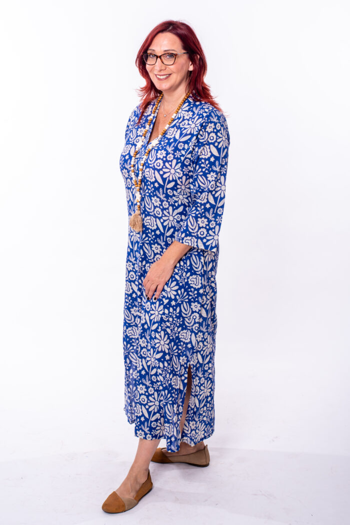 גלביה לנשים | גלבייה בעיצוב ייחודי – שמלה כחולה עם הדפס רומנטי של קומפורט זון בוטיק
