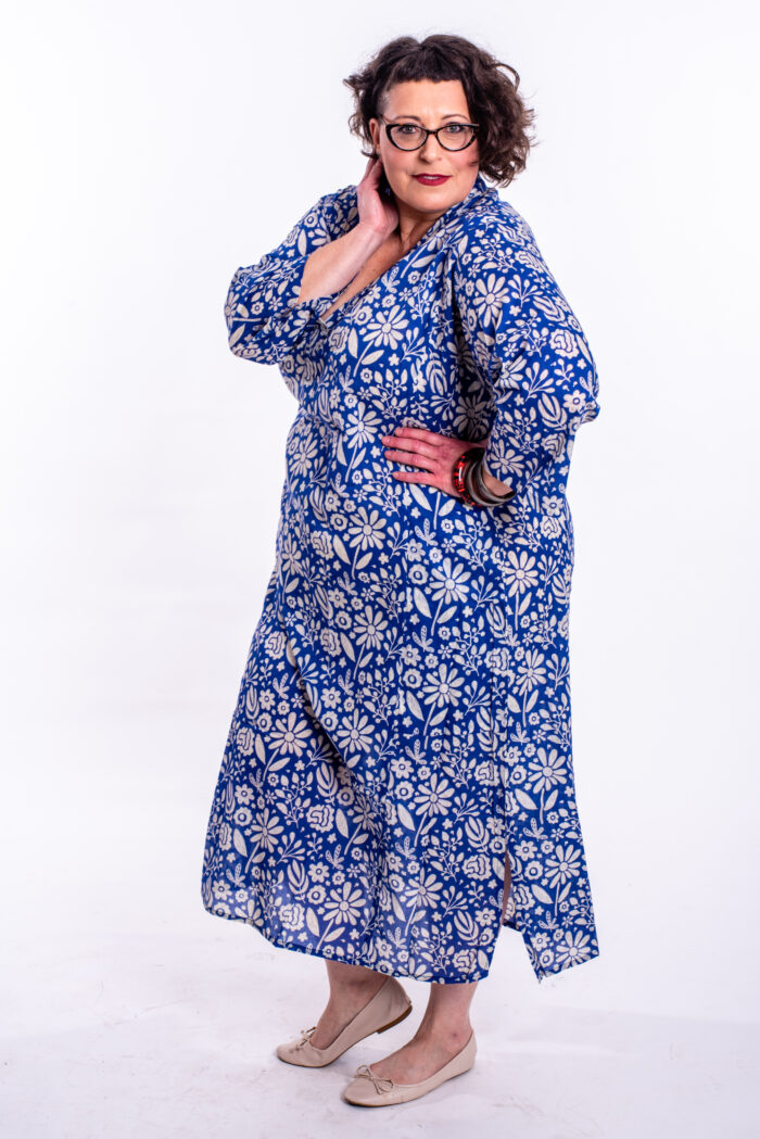 גלביה לנשים | גלבייה בעיצוב ייחודי – שמלה כחולה עם הדפס רומנטי של קומפורט זון בוטיק