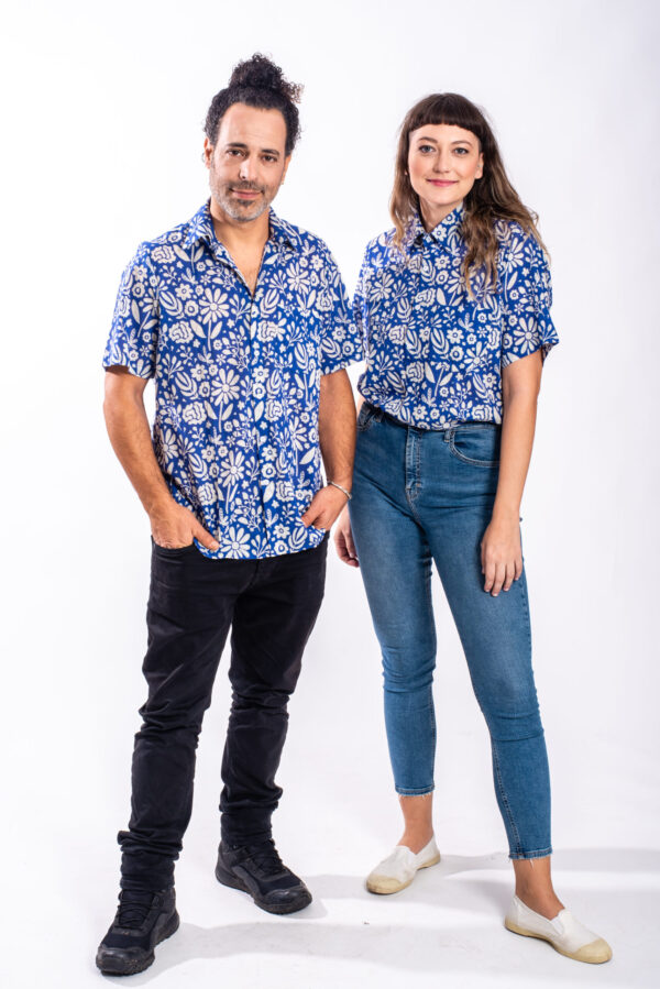 חולצת יוניסקס לגברים ולנשים | חולצה מכופתרת כחולה בעיצוב ייחודי – הדפס כחול רומנטי
