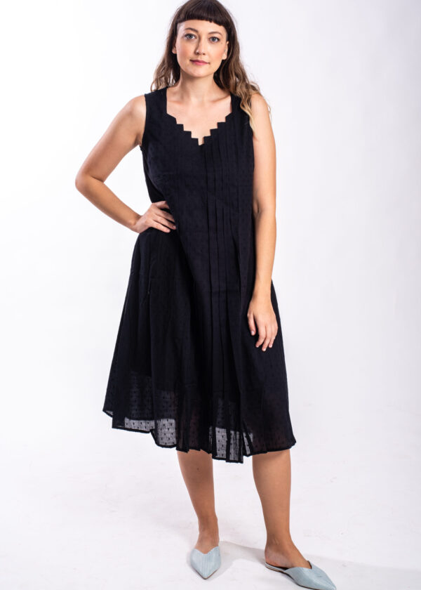 שמלת סרינה | שמלה שחורה בעיצוב ייחודי - שמלת מידי שחורה של קומפורט זון בוטיק