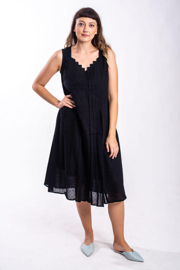 שמלת סרינה | שמלה שחורה בעיצוב ייחודי - שמלת מידי שחורה של קומפורט זון בוטיק