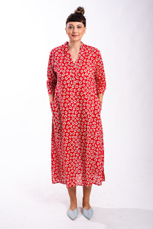 גלביה לנשים | גלבייה בעיצוב ייחודי – שמלה אדומה עם הדפס פרחוני של קומפורט זון בוטיק