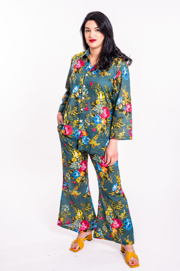 חליפת מוניק | חליפת נשים בעיצוב ייחודי – חליפת 2 חלקים בהדפס תואם ירוק פרחוני