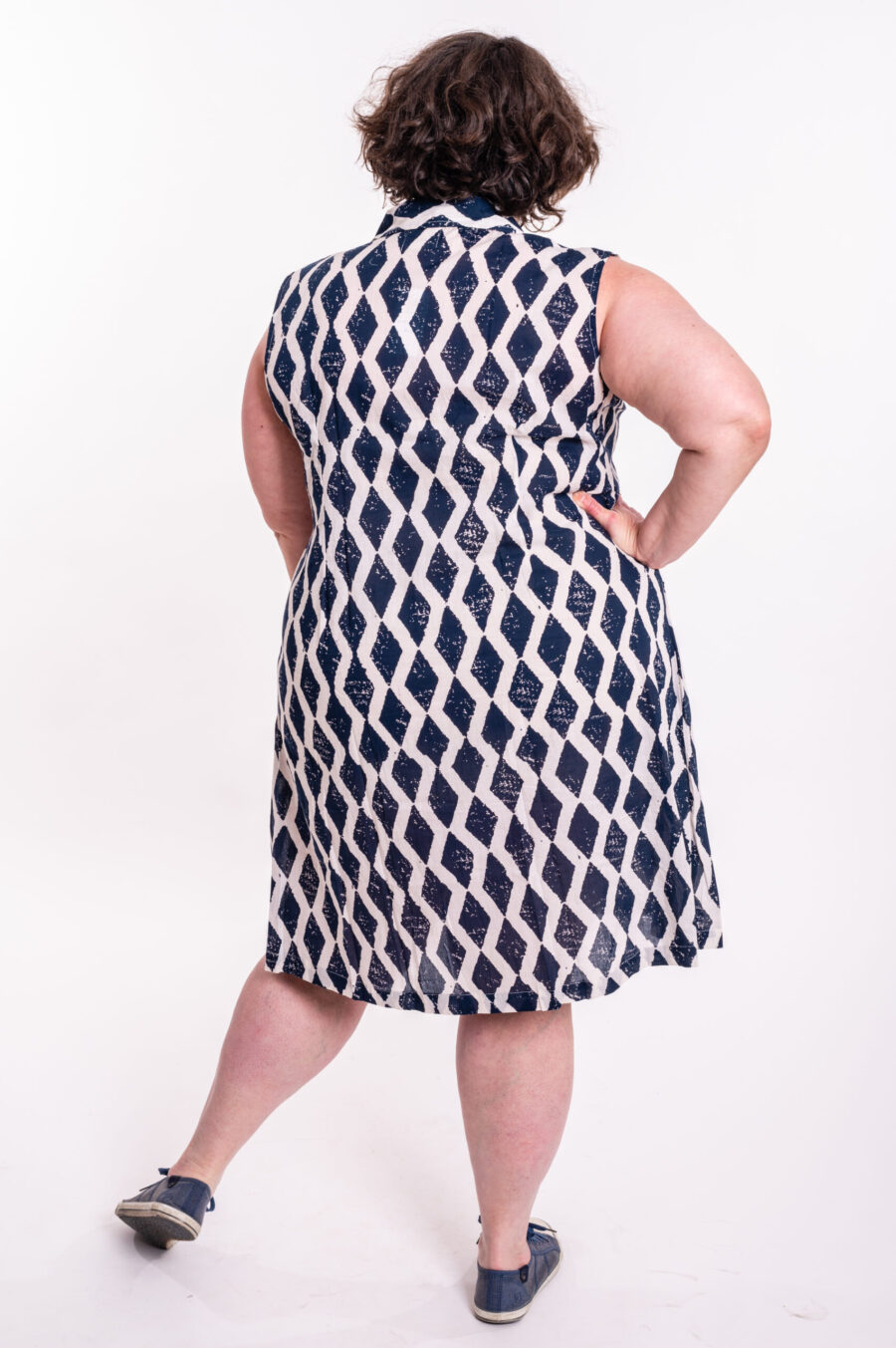 שמלת עופר | שמלה בעיצוב ייחודי – שמלת מידי צבעונית עם הדפס כחול מעויינים