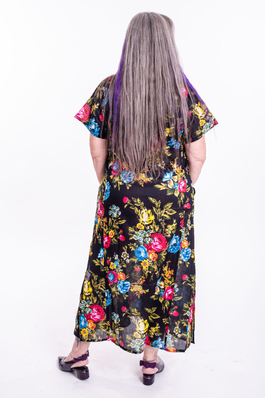 גלביה לנשים | גלבייה בעיצוב ייחודי - שמלה שחורה עם הדפס פרחים צבעוני