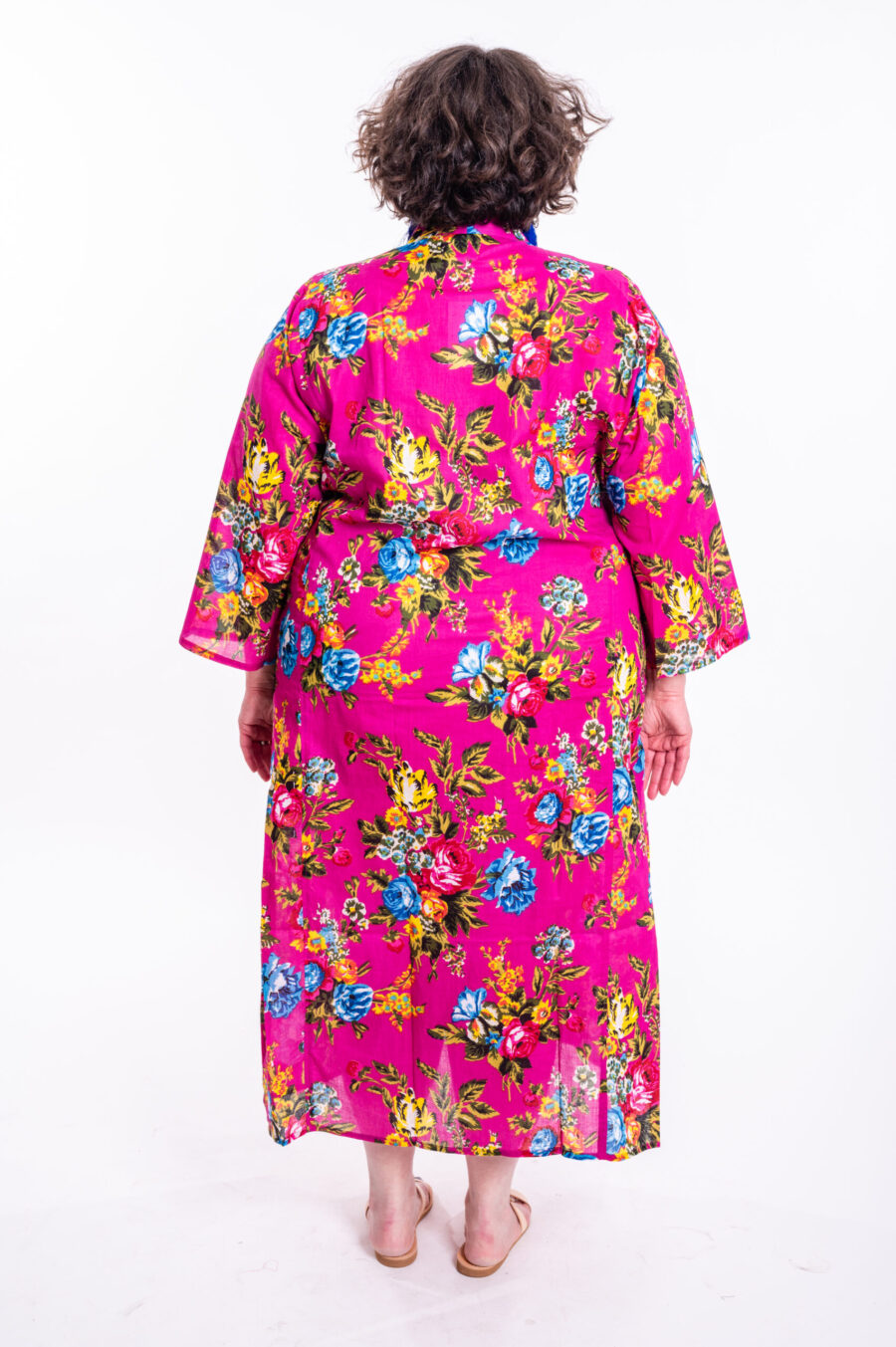 גלביה לנשים | גלבייה בעיצוב ייחודי - שמלה ורודה עם הדפס פרחים צבעוני