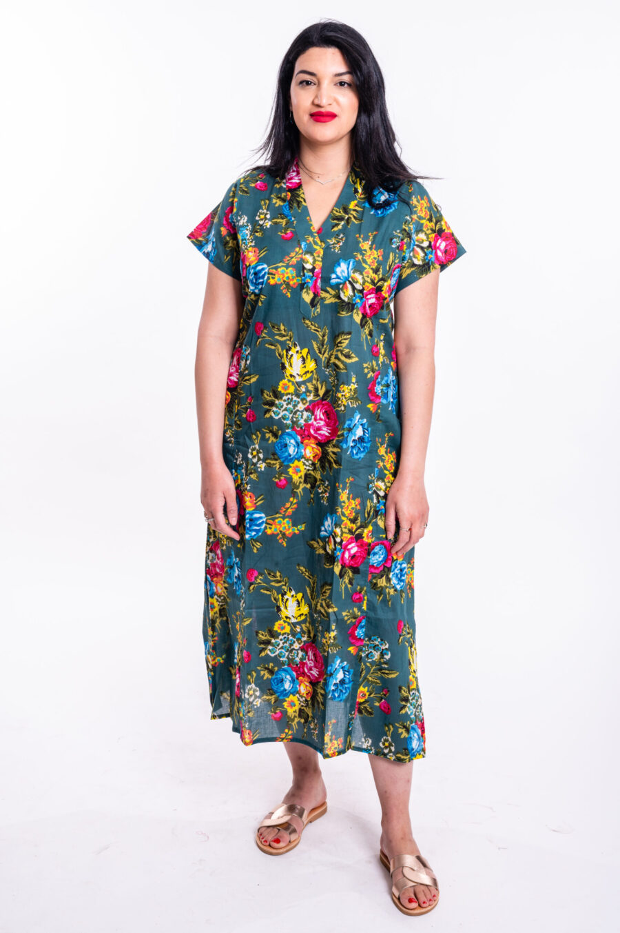 גלביה לנשים | גלבייה בעיצוב ייחודי - שמלה ירוקה עם הדפס פרחים צבעוני