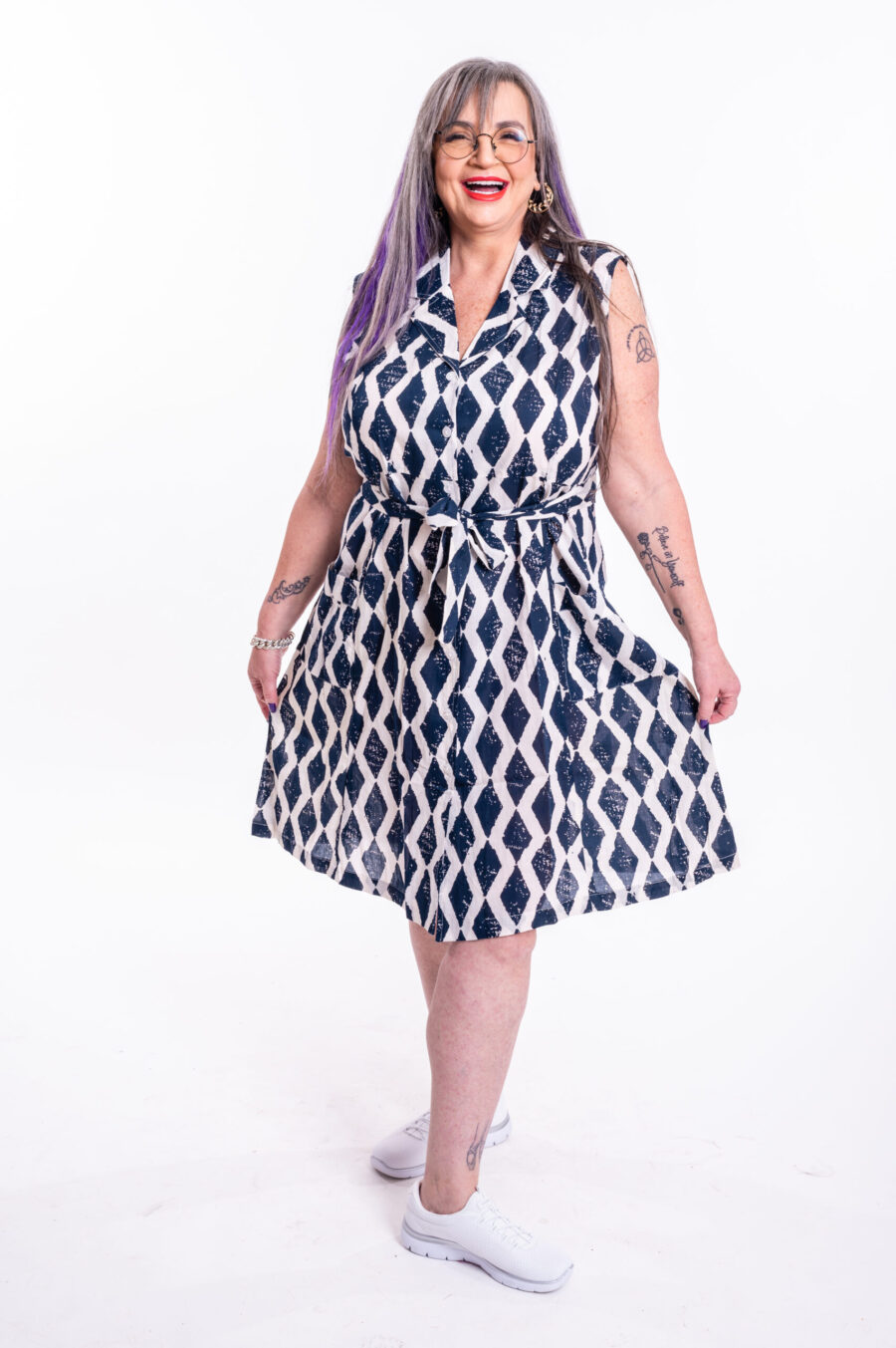 שמלת עופר | שמלה בעיצוב ייחודי – שמלת מידי צבעונית עם הדפס כחול מעויינים