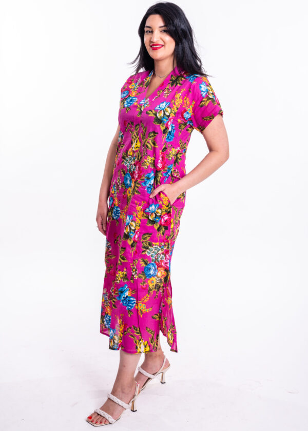 גלביה לנשים | גלבייה בעיצוב ייחודי - שמלה ורודה עם הדפס פרחים צבעוני
