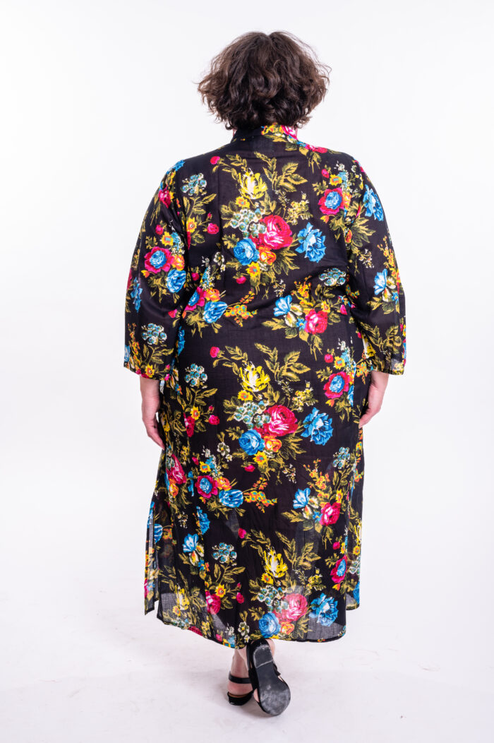 גלביה לנשים | גלבייה בעיצוב ייחודי - שמלה שחורה עם הדפס פרחים צבעוני