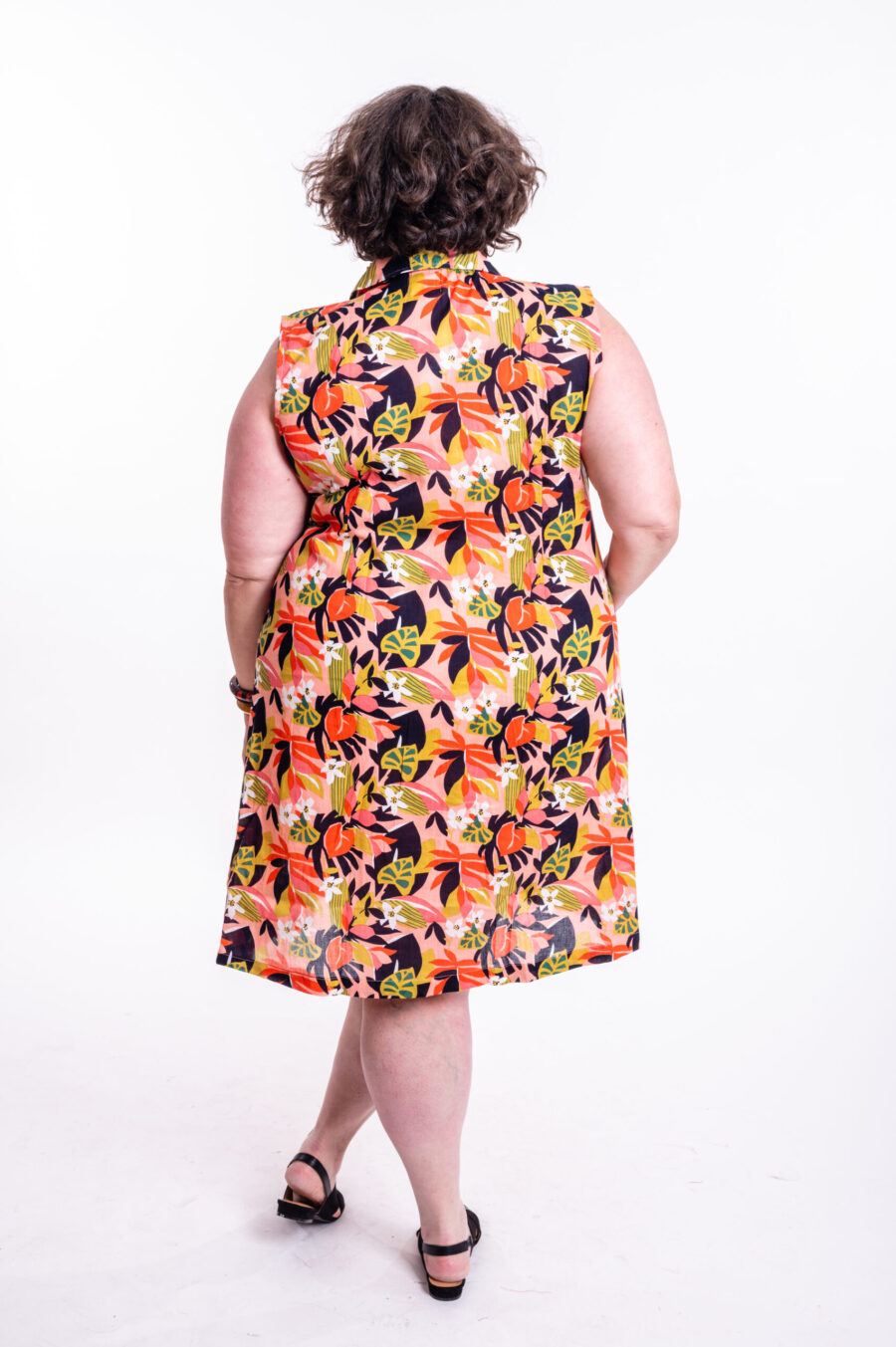 שמלת עופר | שמלה בעיצוב ייחודי – שמלת מידי צבעונית עם הדפס שקיעה טרופית
