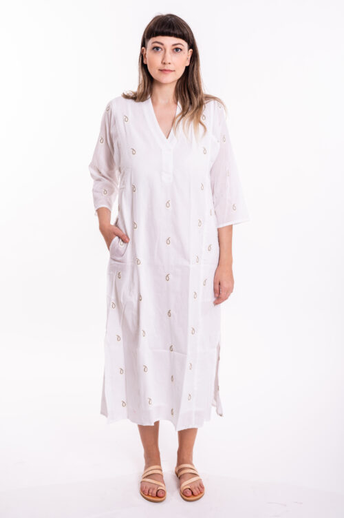 גלביה לנשים | גלבייה בעיצוב ייחודי - שמלה לבנה עטורה רקמה בצבע לבן ובז'
