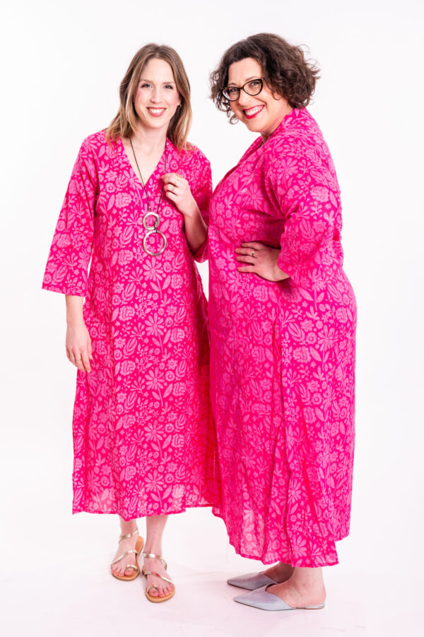 גלביה לנשים | גלבייה בעיצוב ייחודי - שמלה ורודה עם הדפס פרחוני בצבע ורוד בהיר.