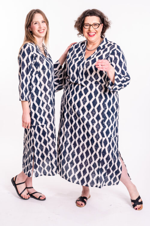 גלביה לנשים | גלבייה בעיצוב ייחודי - שמלה לבנה עם הדפס מעוינים בצבע כחול כהה