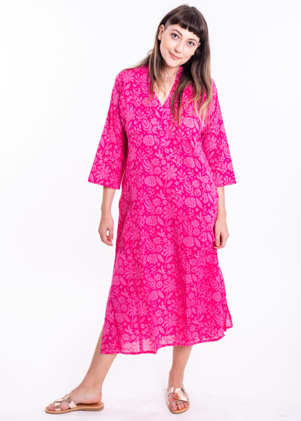 גלביה לנשים | גלבייה בעיצוב ייחודי - שמלה ורודה עם הדפס פרחוני בצבע ורוד בהיר.