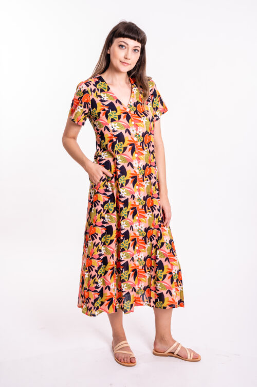 שמלת רמה | שמלה בגזרת A בעיצוב ייחודי – שמלה צבעונית עם הדפס שקיעה טרופית