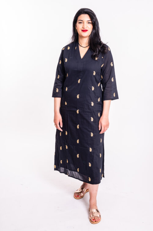 גלביה לנשים | גלבייה בעיצוב ייחודי - שמלה שחורה עטורה רקמה בצבע זהב