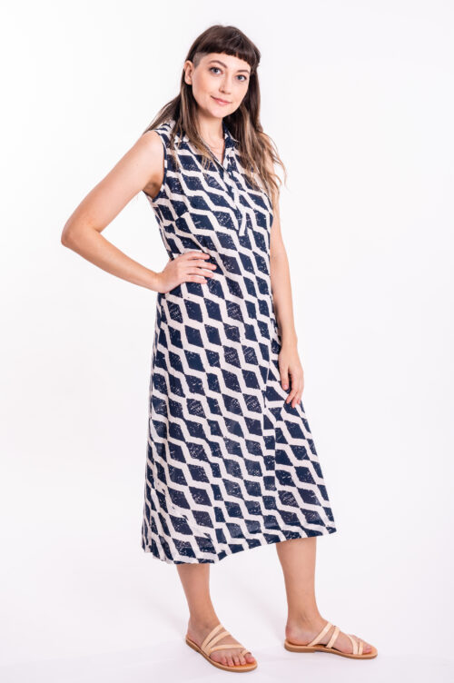 שמלת פריז | שמלה בעיצוב ייחודי - שמלה לבנה בהדפס מעוינים בצבע כחול כהה