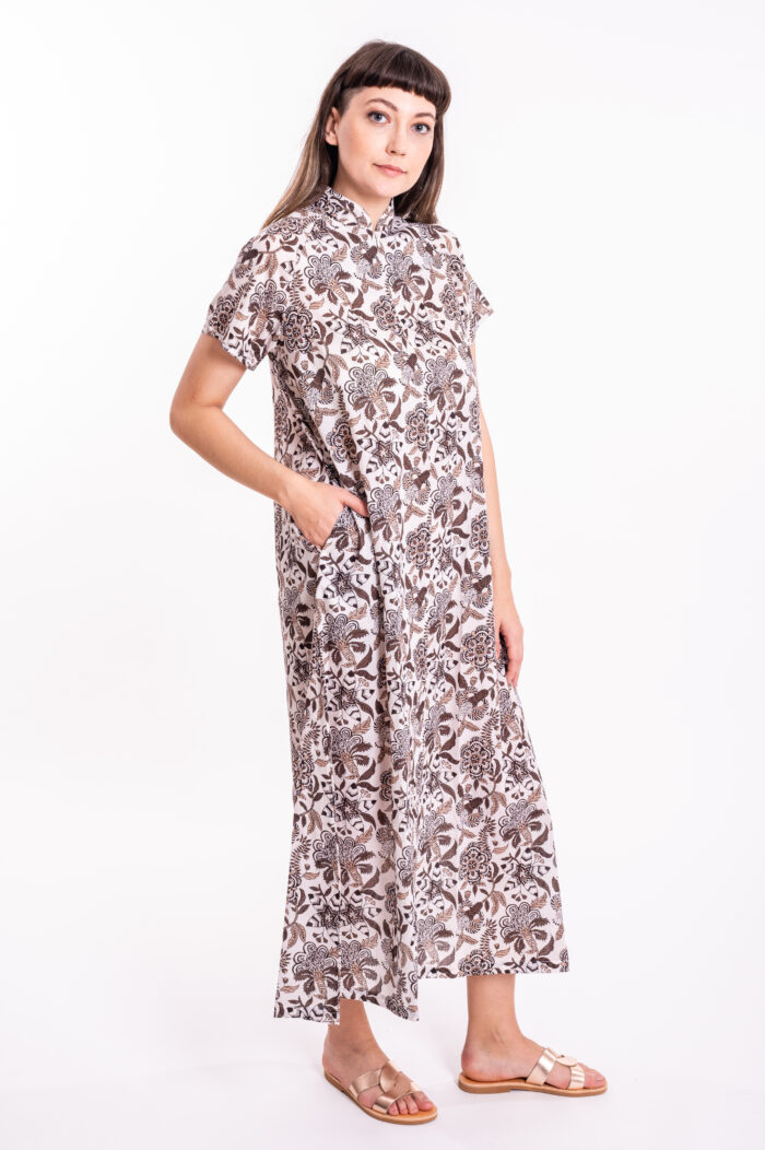 שמלת מאיקו | שמלה יפנית בעלת מפתח בעיצוב ייחודי – שמלת לבנה עם הדפס פרחוני בצבע חום