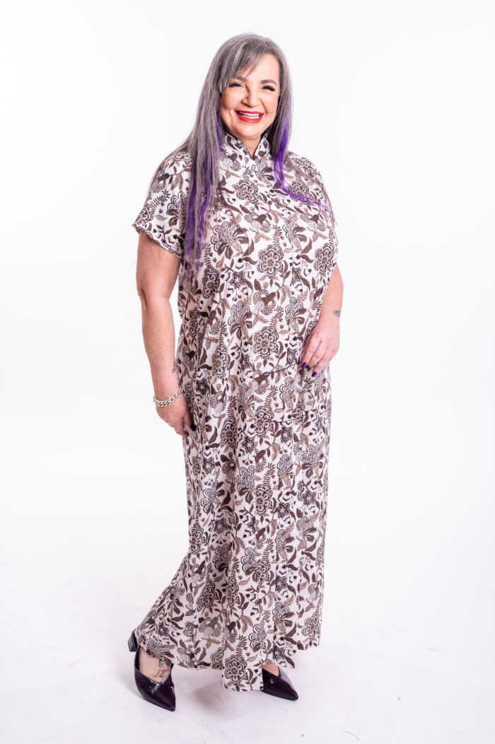 שמלת מאיקו | שמלה יפנית בעלת מפתח בעיצוב ייחודי – שמלת לבנה עם הדפס פרחוני בצבע חום