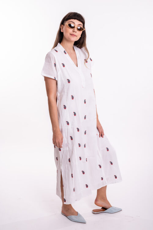 גלביה לנשים | גלבייה בעיצוב ייחודי - שמלה לבנה עטורה רקמה בצבע אדום וכחול