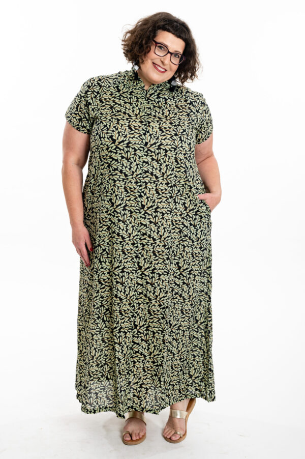 שמלת מאיקו | שמלה יפנית בעלת מפתח בעיצוב ייחודי – הדפס עלי-זית ירוקים על רקע שחור פחם