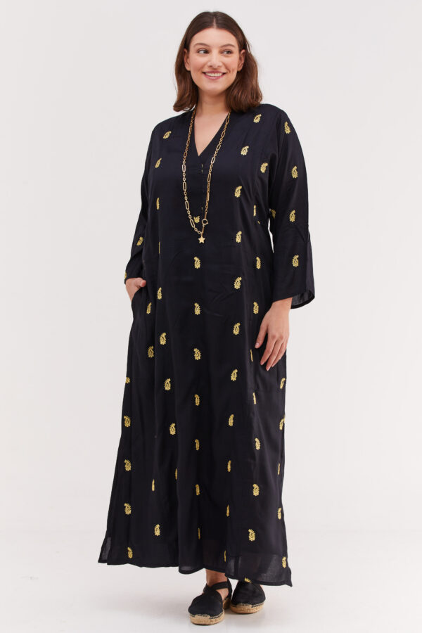 גלביה לנשים | גלבייה בעיצוב ייחודי - שמלת גלביה שחורה עם עיטורי רקמה בצבע זהב