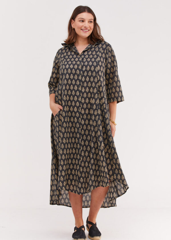 שמלת איה'לה | שמלת אוברסייז בעיצוב ייחודי – הדפס טוקיו שמלה בצבע שחור עם הדפס אוריינטלי בצבע שמנת
