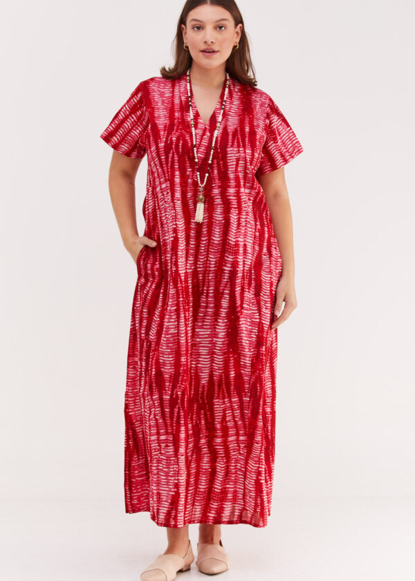 גלביה לנשים | גלבייה בעיצוב ייחודי - הדפס סטון רד, שמלה בצבע ורוד עם הדפס אדום דמוי אבנים.