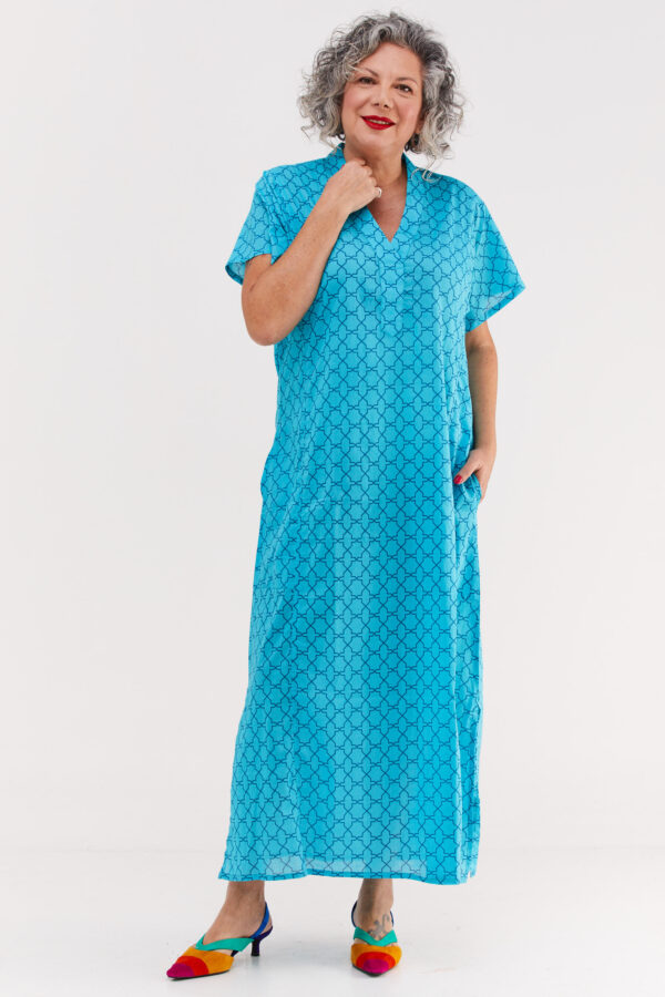 גלביה לנשים | גלבייה בעיצוב ייחודי - שמלה בצבע טורקיז עם הדפס גיאומטרי בצבע כחול כהה
