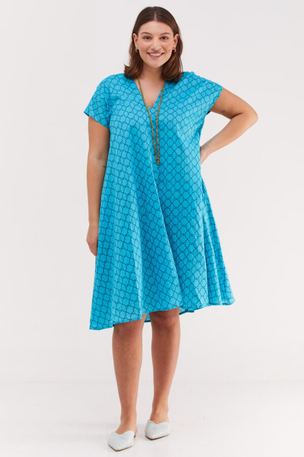 שמלת ג'וז | שמלת אוברסייז באורך מידי בעיצוב ייחודי - הדפס סקנדינבי טורקיז, שמלה בצבע טורקיז עם הדפס גיאומטרי בצבע כחול כהה