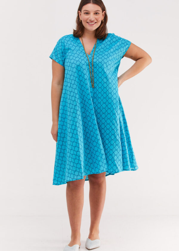 שמלת ג'וז | שמלת אוברסייז באורך מידי בעיצוב ייחודי - הדפס סקנדינבי טורקיז, שמלה בצבע טורקיז עם הדפס גיאומטרי בצבע כחול כהה