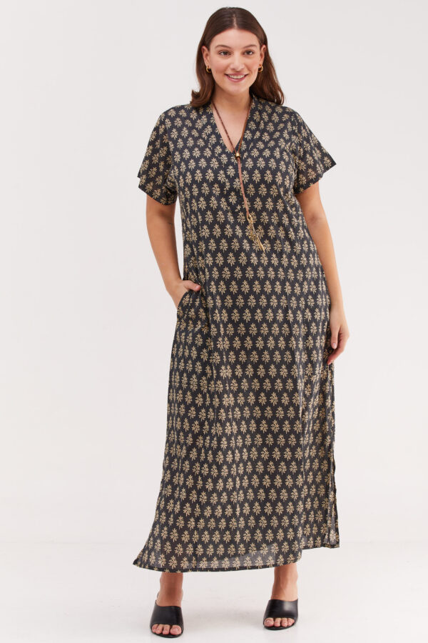 גלביה לנשים | גלבייה בעיצוב ייחודי - שמלה בצבע שחור עם הדפס אוריינטלי בצבע שמנת