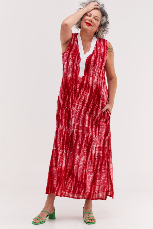 גלבייה ללא שרוול לנשים | גלבייה בעיצוב ייחודי - הדפס סטון ויולט, שמלה בצבע ורוד עם הדפס אדום דמוי אבנים.