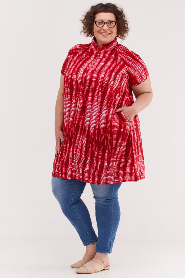 Maiko tunic | Japanese tunic with a unique high collar – Stone red print, pink tunic with red stone-like print by comfort zone boutique