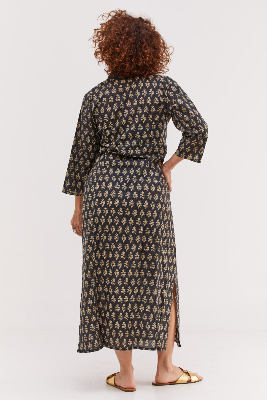 גלביה לנשים | גלבייה בעיצוב ייחודי - שמלה בצבע שחור עם הדפס אוריינטלי בצבע שמנת