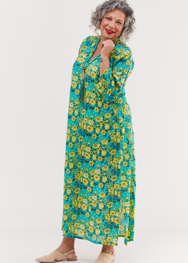 גלביה לנשים | גלבייה בעיצוב ייחודי - שמלה בצבע טורקיז עם הדפס פרחים צהובים