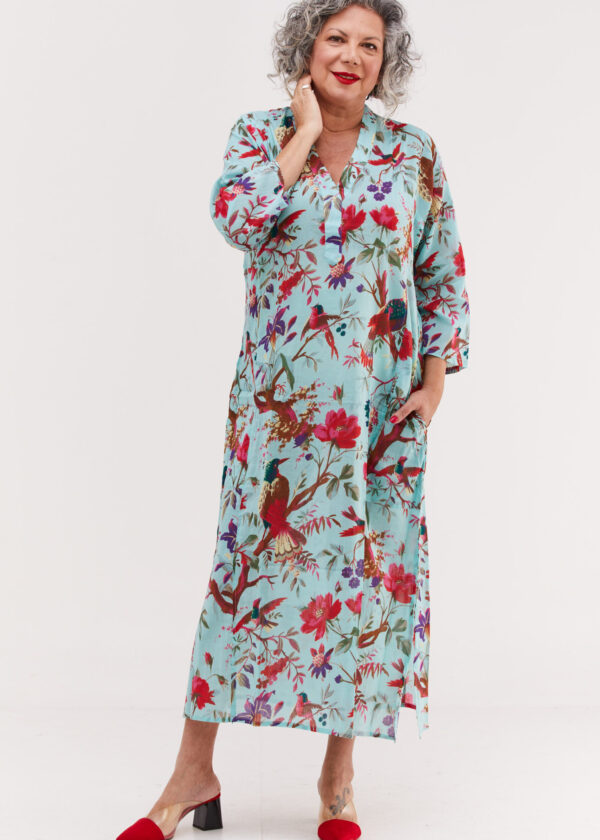 גלביה לנשים | גלבייה בעיצוב ייחודי – שמלה טורקיז עם הדפס טרופי של קומפורט זון בוטיק