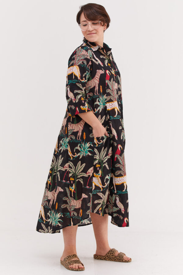 שמלת איה'לה | שמלת אוברסייז בעיצוב ייחודי – הדפס ספארי, שמלה שחורה עם הדפס חייתי.