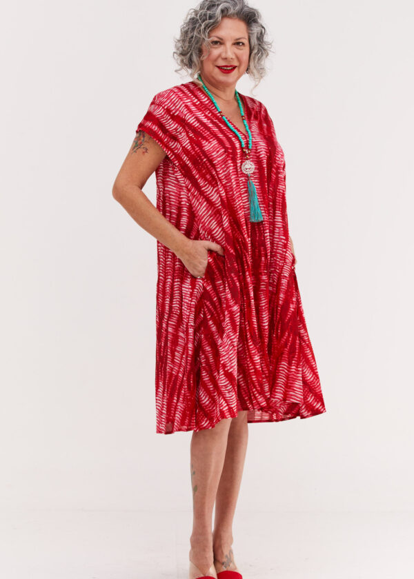 שמלת ג'וז | שמלת אוברסייז באורך מידי בעיצוב ייחודי - הדפס סטון רד, שמלה בצבע ורוד עם הדפס אדום דמוי אבנים.