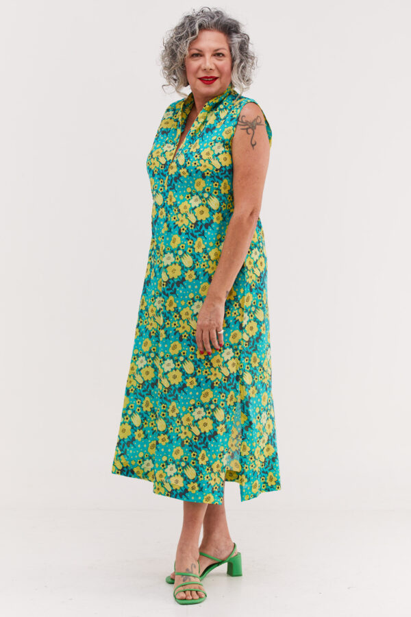 שמלת אוסי | שמלה בעיצוב ייחודי - שמלה בצבע טורקיז עם הדפס פרחים צהובים