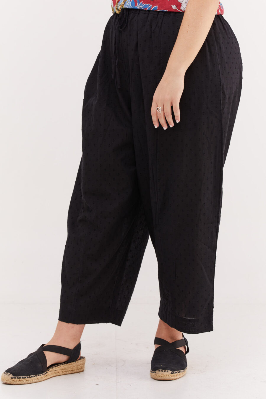 מכנסי בוהו שיק | מכנסיים מעוצבים ונוחים של קומפורט זון בוטיק – מכנסיים שחורים עם עיגולים עדינים בבד שיוצרים טקסטורה מיוחדת