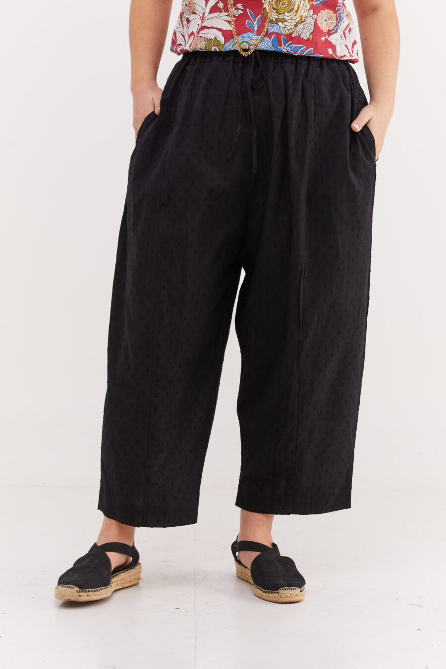 מכנסי בוהו שיק | מכנסיים מעוצבים ונוחים של קומפורט זון בוטיק – מכנסיים שחורים עם עיגולים עדינים בבד שיוצרים טקסטורה מיוחדת