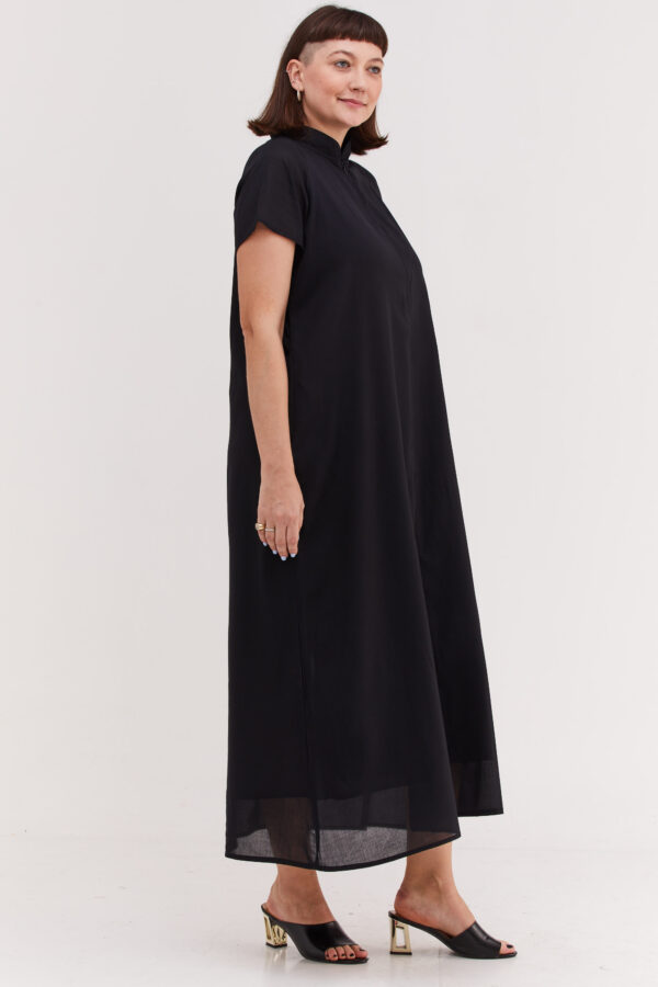 Maiko dress | Japanese dress with a unique high collar – Black dress with black zipper and gold embrodery on the back by comfort zone boutique