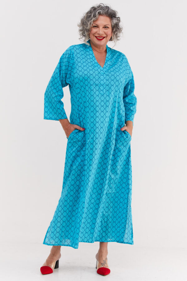 גלביה לנשים | גלבייה בעיצוב ייחודי - שמלה בצבע טורקיז עם הדפס גיאומטרי בצבע כחול כהה