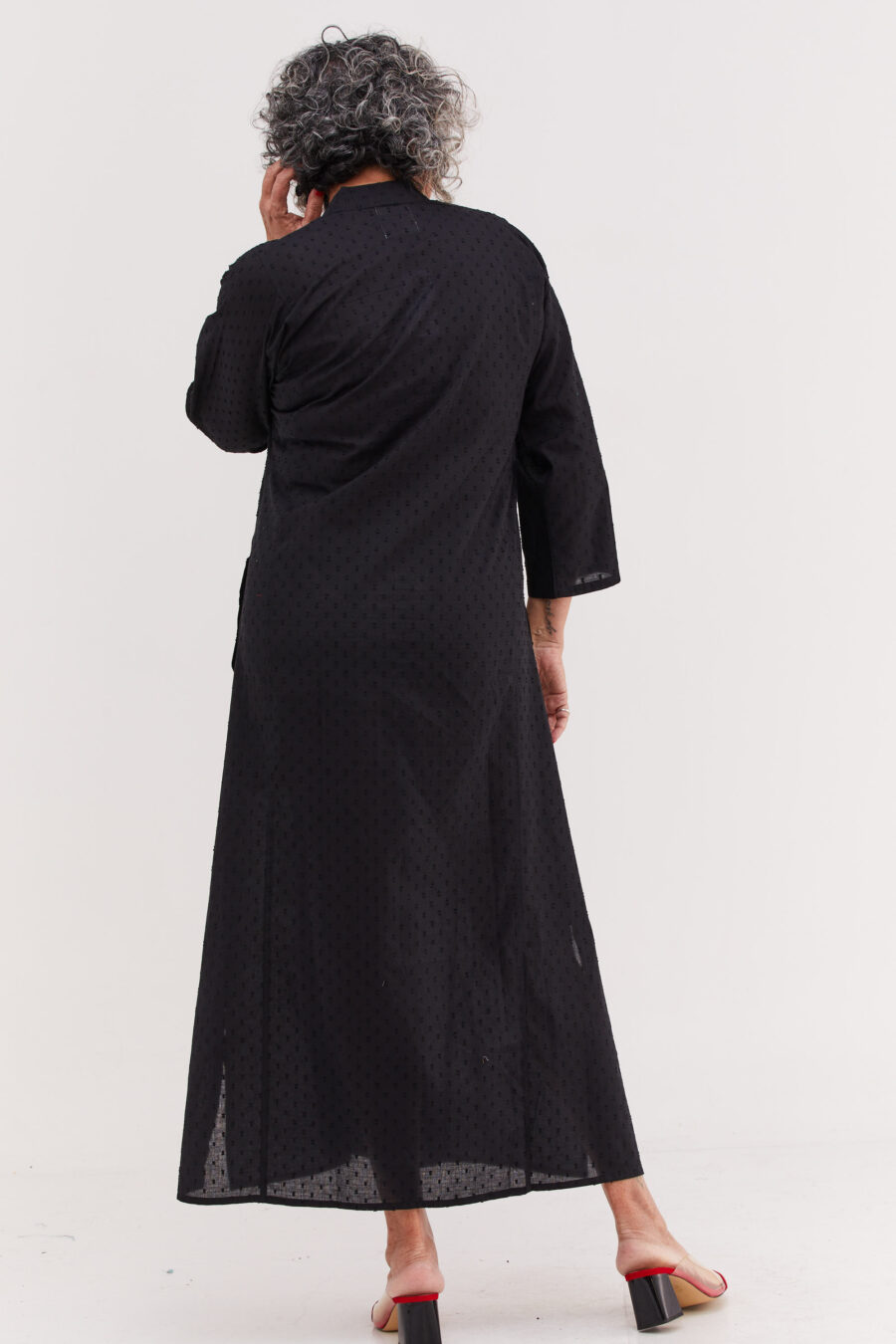 גלביה לנשים | גלבייה בעיצוב ייחודי - שמלה שחורה עם עיגולים עדינים בבד שיוצרים טקסטורה מיוחדת
