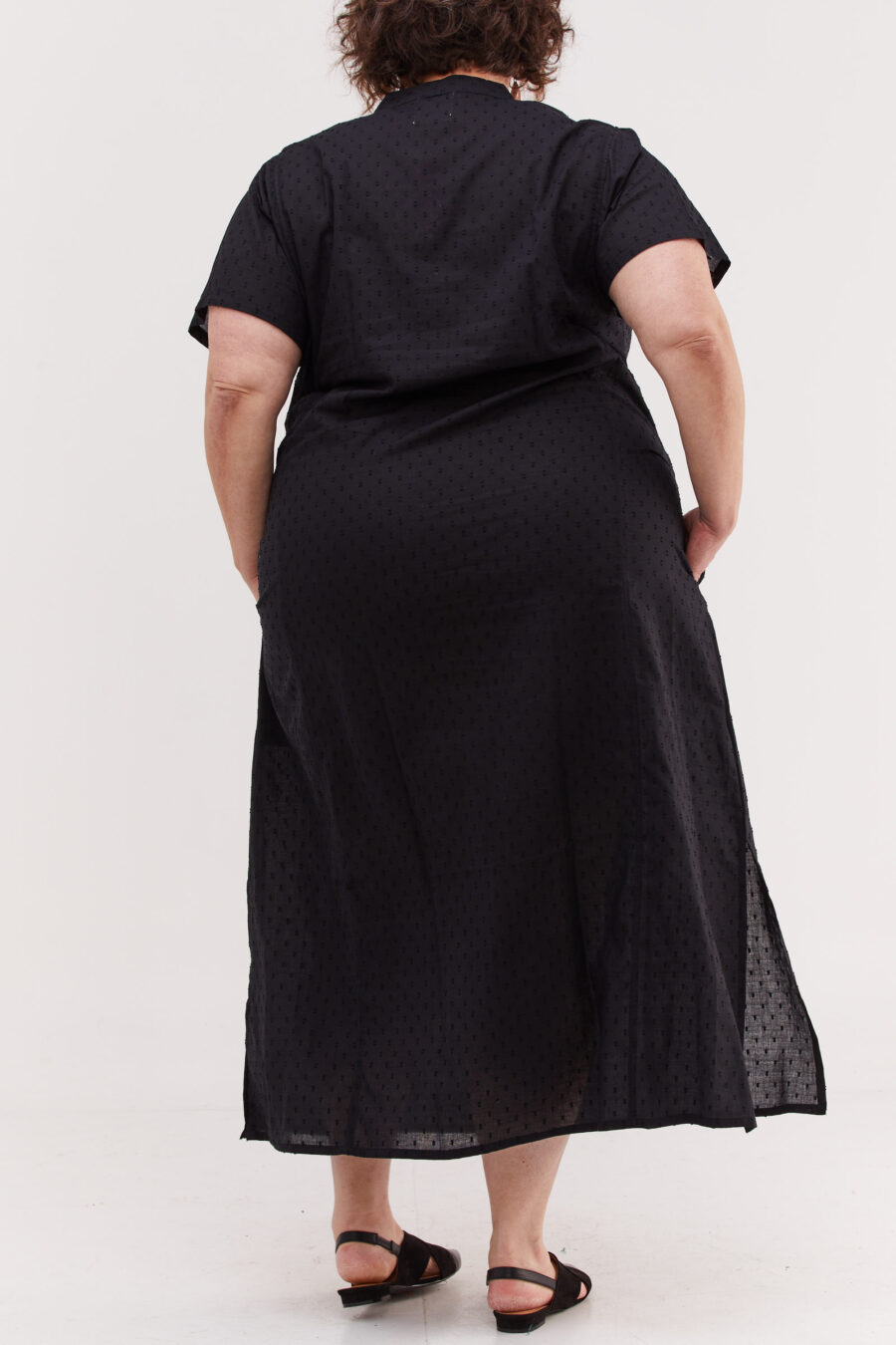 גלביה לנשים | גלבייה בעיצוב ייחודי - שמלה שחורה עם עיגולים עדינים בבד שיוצרים טקסטורה מיוחדת